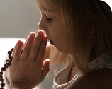 close-up-christian-girl-praying-with-crucifix