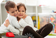 silbiling-playing-together-their-room